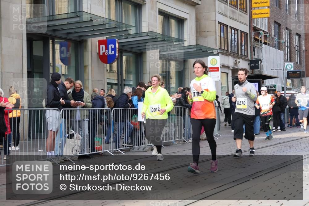 05.10.2025 - 20. swb-Marathon Bremen Strokosch-Dieckow http://msf.ph/oto/9267456 05.10.2025 11:06:07 Ziel 7979, 9178, 9205, 9228, 9357, 9523, 9619, 9712, 9764, 9998, 10152, 10239, 10243, 10374, 10404, 10611, 10640, 10699, 10732, 10912, 11027, 11065, 11092, 11143, 11169, 11195, 11233, 11270, 11324, 11365, 11485, 11605, 11706, 11721, 11746, 7979, 9178, 9205, 9228, 9357, 9523, 9619, 9712, 9764, 9998, 10152, 10239, 10243, 10374, 10404, 10611, 10640, 10699, 10732, 10912, 11027, 11065, 11092, 11143, 11169, 11195, 11270, 11324, 11365, 11605 meine-sportfotos.de