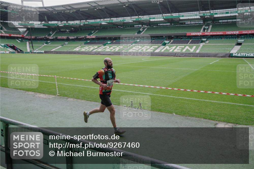 05.10.2025 - 20. swb-Marathon Bremen Michael Burmester http://msf.ph/oto/9267460 05.10.2025 12:32:38 Laufen im Stadion 141, 569, 650, 664, 746, 908, 938, 1093, 1494, 1665, 1928, 2033, 2682, 566, 938, 2054 meine-sportfotos.de