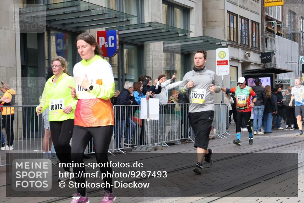 05.10.2025 - 20. swb-Marathon Bremen Strokosch-Dieckow http://msf.ph/oto/9267493 05.10.2025 11:06:08 Ziel 7979, 9178, 9205, 9228, 9357, 9523, 9619, 9712, 9764, 9998, 10152, 10239, 10243, 10374, 10404, 10611, 10640, 10699, 10732, 10912, 11027, 11065, 11092, 11143, 11169, 11195, 11233, 11270, 11324, 11365, 11485, 11605, 11706, 11721, 11746, 7979, 9178, 9205, 9228, 9357, 9523, 9619, 9712, 9764, 9998, 10152, 10239, 10243, 10374, 10404, 10611, 10640, 10699, 10732, 10912, 11027, 11065, 11092, 11143, 11169, 11195, 11270, 11324, 11365, 11605 meine-sportfotos.de