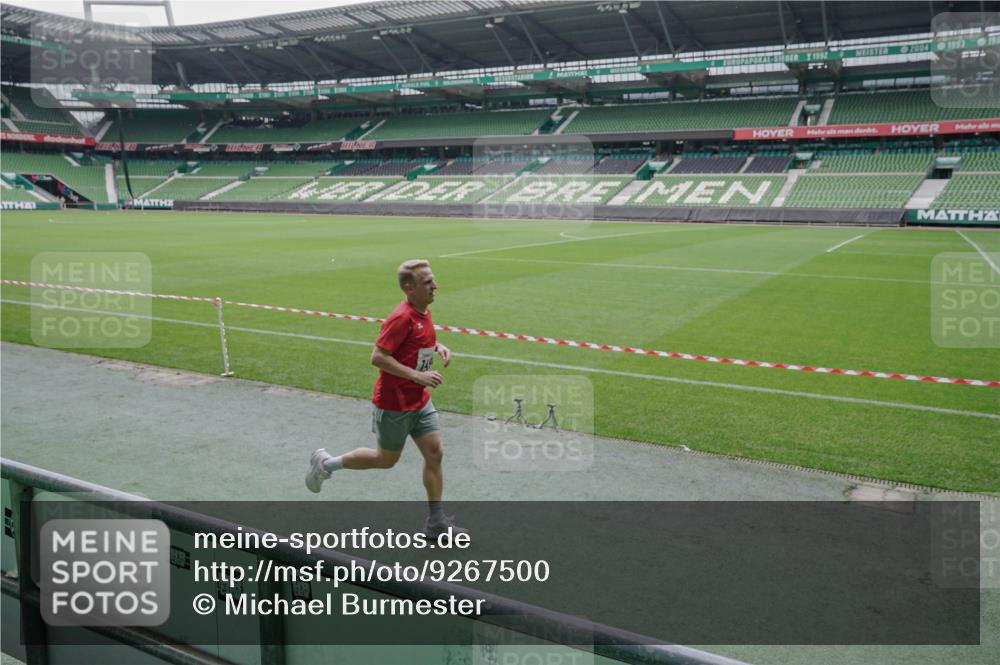 05.10.2025 - 20. swb-Marathon Bremen Michael Burmester http://msf.ph/oto/9267500 05.10.2025 12:32:50 Laufen im Stadion 218, 369, 569, 650, 664, 746, 850, 908, 1494, 1665, 1928, 2033, 2682, 141, 938, 1093 meine-sportfotos.de