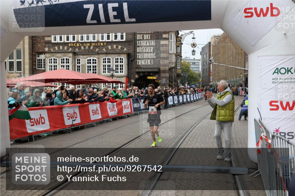 05.10.2025 - 20. swb-Marathon Bremen Yannick Fuchs http://msf.ph/oto/9267542 05.10.2025 12:10:45 Ziel 15 meine-sportfotos.de