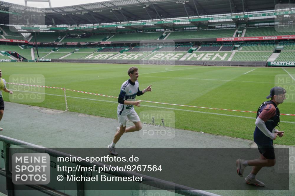 05.10.2025 - 20. swb-Marathon Bremen Michael Burmester http://msf.ph/oto/9267564 05.10.2025 12:32:58 Laufen im Stadion 121, 218, 369, 650, 664, 746, 850, 908, 1494, 1617, 1913, 1928, 2033, 2267, 2682, 4251, 6957, 8582, 141, 569, 938, 1093, 1665 meine-sportfotos.de