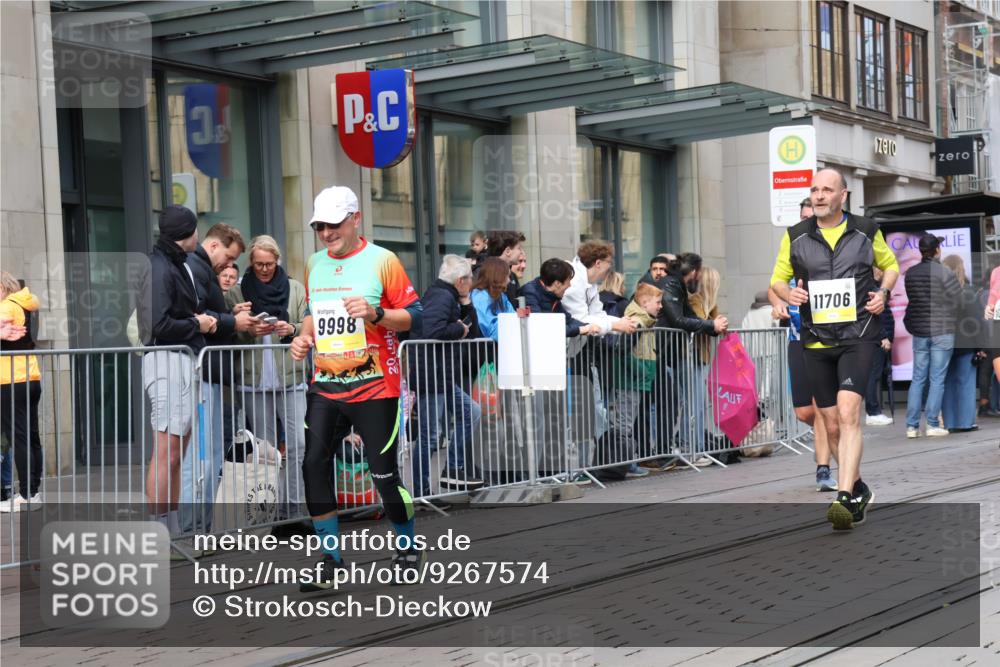 05.10.2025 - 20. swb-Marathon Bremen Strokosch-Dieckow http://msf.ph/oto/9267574 05.10.2025 11:06:11 Ziel 9178, 9205, 9357, 9619, 9764, 9998, 10239, 10611, 10640, 10699, 10732, 10912, 11027, 11143, 11195, 11233, 11270, 11324, 11365, 11485, 11605, 11706, 11721, 11746, 11747, 9178, 9205, 9357, 9619, 9764, 9998, 10239, 10611, 10640, 10699, 10732, 10912, 11027, 11143, 11195, 11270, 11324, 11365, 11605 meine-sportfotos.de