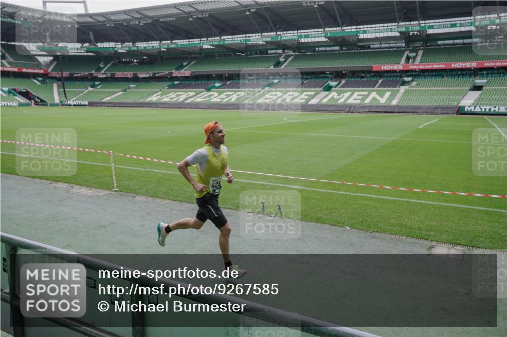 05.10.2025 - 20. swb-Marathon Bremen Michael Burmester http://msf.ph/oto/9267585 05.10.2025 12:32:59 Laufen im Stadion 121, 218, 369, 650, 664, 746, 850, 908, 1494, 1617, 1913, 1928, 2033, 2267, 2682, 4251, 6957, 8582, 141, 569, 1093, 1665 meine-sportfotos.de