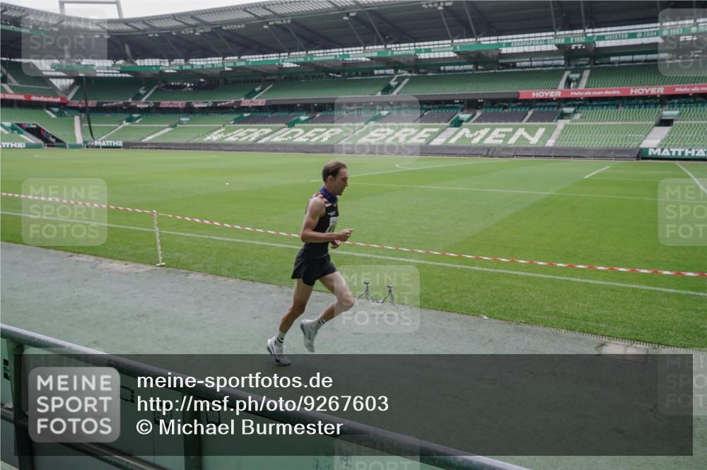 05.10.2025 - 20. swb-Marathon Bremen Michael Burmester http://msf.ph/oto/9267603 05.10.2025 12:33:03 Laufen im Stadion 121, 218, 369, 650, 664, 746, 850, 908, 1494, 1617, 1889, 1913, 1928, 2000, 2033, 2267, 2682, 4251, 6957, 8582, 141, 569, 1093, 1665 meine-sportfotos.de