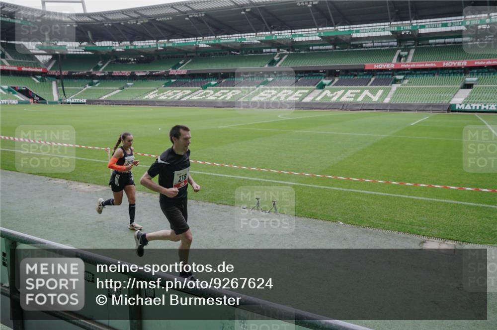05.10.2025 - 20. swb-Marathon Bremen Michael Burmester http://msf.ph/oto/9267624 05.10.2025 12:33:07 Laufen im Stadion 121, 218, 363, 369, 650, 664, 746, 850, 908, 1494, 1617, 1889, 1913, 1928, 2000, 2033, 2267, 2682, 4251, 6957, 8582, 569, 1093, 1665 meine-sportfotos.de