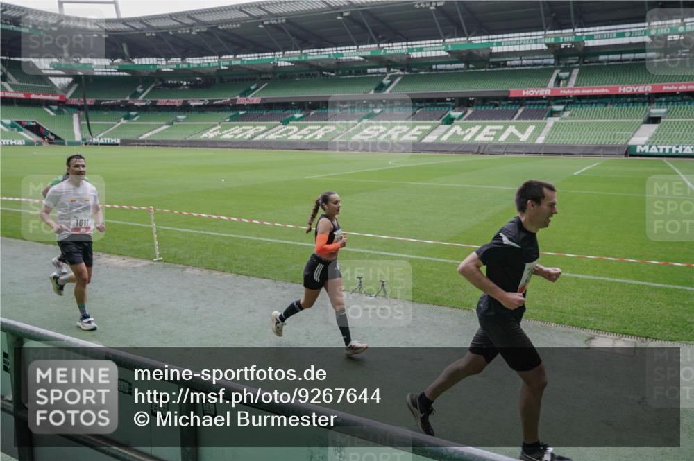 05.10.2025 - 20. swb-Marathon Bremen Michael Burmester http://msf.ph/oto/9267644 05.10.2025 12:33:07 Laufen im Stadion 121, 218, 363, 369, 650, 664, 746, 850, 908, 1494, 1617, 1889, 1913, 1928, 2000, 2033, 2267, 2682, 4251, 6957, 8582, 569, 1093, 1665 meine-sportfotos.de