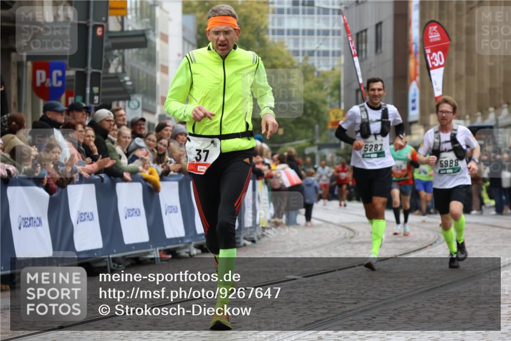 05.10.2025 - 20. swb-Marathon Bremen Strokosch-Dieckow http://msf.ph/oto/9267647 05.10.2025 12:59:50 Ziel 37, 377, 1476, 5287, 5988 meine-sportfotos.de