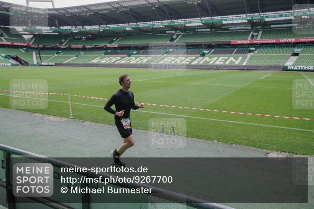 05.10.2025 - 20. swb-Marathon Bremen Michael Burmester http://msf.ph/oto/9267700 05.10.2025 12:33:13 Laufen im Stadion 121, 218, 307, 363, 369, 650, 664, 746, 850, 908, 1070, 1372, 1494, 1617, 1889, 1913, 1928, 2000, 2033, 2267, 2682, 4251, 6957, 7259, 8582, 569, 908 meine-sportfotos.de
