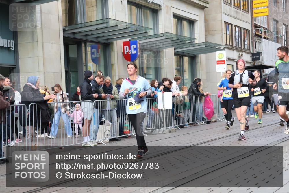 05.10.2025 - 20. swb-Marathon Bremen Strokosch-Dieckow http://msf.ph/oto/9267783 05.10.2025 11:06:21 Ziel 8574, 9178, 9321, 9357, 9605, 9619, 9826, 9942, 9998, 10001, 10148, 10168, 10239, 10498, 10580, 10699, 10732, 10747, 10748, 10912, 10937, 11027, 11143, 11270, 11324, 11355, 11365, 11389, 11414, 11497, 11565, 11605, 11706, 11721, 11746, 11747, 8574, 9178, 9321, 9357, 9605, 9619, 9826, 9942, 9998, 10001, 10148, 10168, 10239, 10498, 10580, 10699, 10732, 10747, 10748, 10912, 10937, 11027, 11143, 11270, 11324, 11355, 11365, 11389, 11414, 11497, 11565, 11605 meine-sportfotos.de