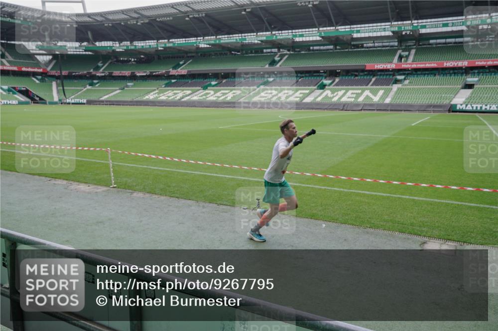 05.10.2025 - 20. swb-Marathon Bremen Michael Burmester http://msf.ph/oto/9267795 05.10.2025 12:33:22 Laufen im Stadion 121, 218, 307, 363, 369, 474, 746, 850, 900, 1070, 1360, 1372, 1494, 1617, 1889, 1913, 1928, 2000, 2033, 2267, 2682, 4251, 6957, 7259, 8582, 650, 664, 908 meine-sportfotos.de
