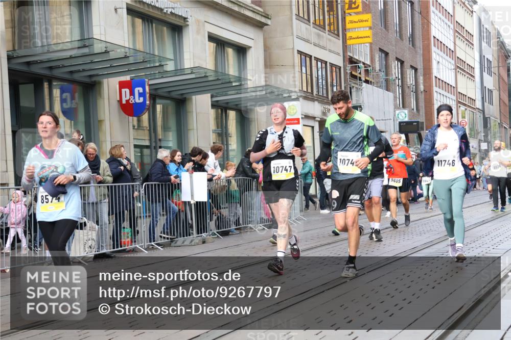 05.10.2025 - 20. swb-Marathon Bremen Strokosch-Dieckow http://msf.ph/oto/9267797 05.10.2025 11:06:22 Ziel 8574, 9178, 9321, 9357, 9605, 9619, 9826, 9942, 9976, 10001, 10148, 10168, 10239, 10498, 10580, 10699, 10732, 10747, 10748, 10912, 10937, 11027, 11143, 11270, 11324, 11355, 11365, 11389, 11414, 11497, 11565, 11605, 11706, 11721, 11746, 11747, 8574, 9178, 9321, 9357, 9605, 9619, 9826, 9942, 9976, 10001, 10148, 10168, 10239, 10498, 10580, 10699, 10732, 10747, 10748, 10912, 10937, 11027, 11143, 11270, 11324, 11355, 11365, 11389, 11414, 11497, 11565, 11605 meine-sportfotos.de