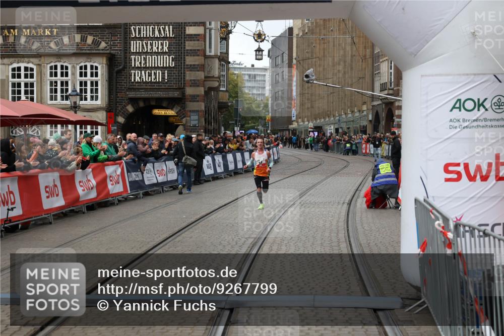 05.10.2025 - 20. swb-Marathon Bremen Yannick Fuchs http://msf.ph/oto/9267799 05.10.2025 12:12:28 Ziel 49 meine-sportfotos.de