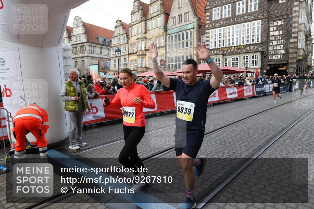 05.10.2025 - 20. swb-Marathon Bremen Yannick Fuchs http://msf.ph/oto/9267810 05.10.2025 10:52:12 Ziel 9226, 9683, 9939, 10977, 11273, 11325 meine-sportfotos.de