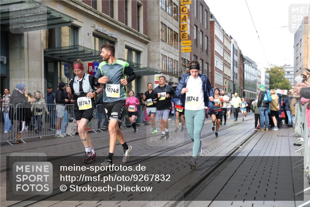 05.10.2025 - 20. swb-Marathon Bremen Strokosch-Dieckow http://msf.ph/oto/9267832 05.10.2025 11:06:23 Ziel 8574, 9178, 9321, 9357, 9605, 9619, 9826, 9942, 9976, 10001, 10148, 10168, 10239, 10498, 10580, 10699, 10732, 10747, 10748, 10937, 11027, 11143, 11270, 11324, 11355, 11389, 11414, 11497, 11565, 11605, 11706, 11721, 11746, 11747, 8574, 9178, 9321, 9357, 9605, 9619, 9826, 9942, 9976, 10001, 10148, 10168, 10239, 10498, 10580, 10699, 10732, 10747, 10748, 10937, 11027, 11143, 11270, 11324, 11355, 11389, 11414, 11497, 11565, 11605 meine-sportfotos.de