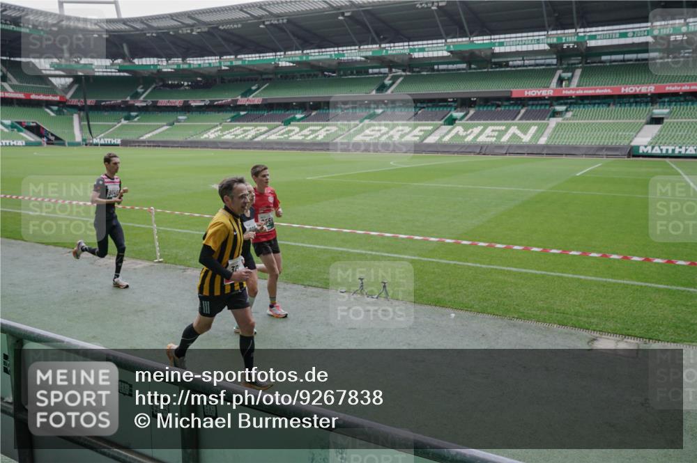 05.10.2025 - 20. swb-Marathon Bremen Michael Burmester http://msf.ph/oto/9267838 05.10.2025 12:33:31 Laufen im Stadion 121, 218, 307, 363, 369, 474, 746, 850, 900, 1070, 1360, 1372, 1494, 1617, 1889, 1913, 1928, 2000, 2267, 2682, 4251, 5640, 6957, 7259, 8550, 8582, 9046, 650, 664, 908, 2033 meine-sportfotos.de