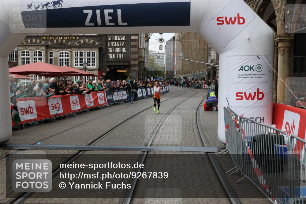 05.10.2025 - 20. swb-Marathon Bremen Yannick Fuchs http://msf.ph/oto/9267839 05.10.2025 12:12:28 Ziel 49 meine-sportfotos.de