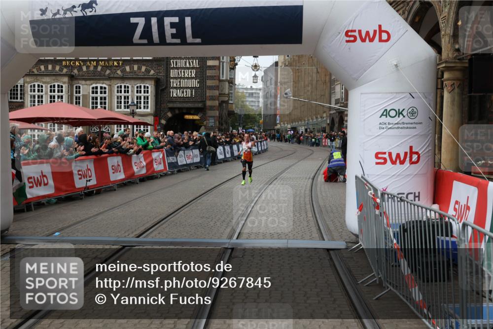 05.10.2025 - 20. swb-Marathon Bremen Yannick Fuchs http://msf.ph/oto/9267845 05.10.2025 12:12:28 Ziel 49 meine-sportfotos.de