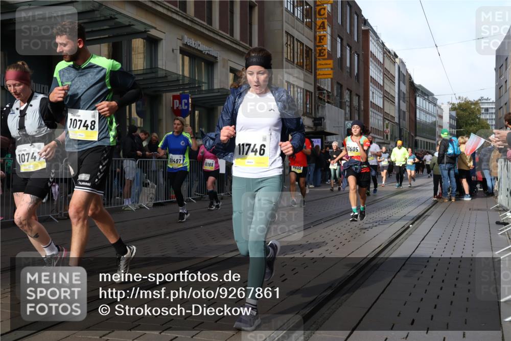 05.10.2025 - 20. swb-Marathon Bremen Strokosch-Dieckow http://msf.ph/oto/9267861 05.10.2025 11:06:24 Ziel 8574, 9178, 9321, 9357, 9605, 9619, 9826, 9942, 9976, 10001, 10148, 10168, 10239, 10498, 10580, 10699, 10732, 10747, 10748, 10937, 11027, 11324, 11355, 11389, 11414, 11497, 11565, 11605, 11706, 11721, 11746, 11747, 8574, 9178, 9321, 9357, 9605, 9619, 9826, 9942, 9976, 10001, 10148, 10168, 10239, 10498, 10580, 10699, 10732, 10747, 10748, 10937, 11027, 11324, 11355, 11389, 11414, 11497, 11565, 11605 meine-sportfotos.de
