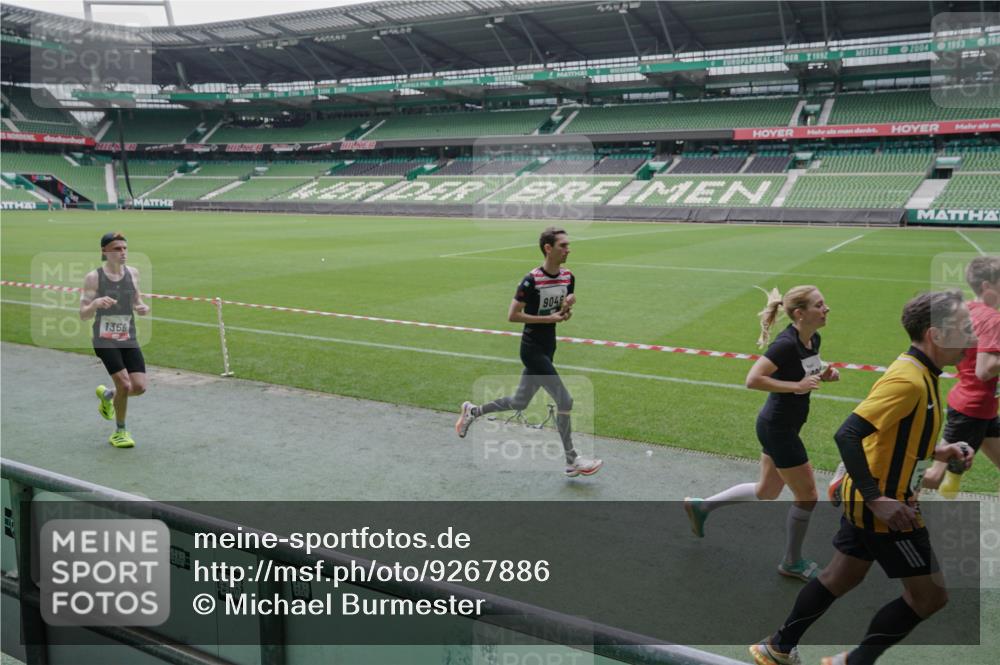 05.10.2025 - 20. swb-Marathon Bremen Michael Burmester http://msf.ph/oto/9267886 05.10.2025 12:33:32 Laufen im Stadion 121, 218, 307, 363, 369, 474, 746, 850, 900, 1070, 1360, 1372, 1494, 1617, 1889, 1913, 1928, 2000, 2267, 2682, 4251, 5640, 6957, 7259, 8550, 8582, 9046, 650, 664, 908, 2033, 2682 meine-sportfotos.de