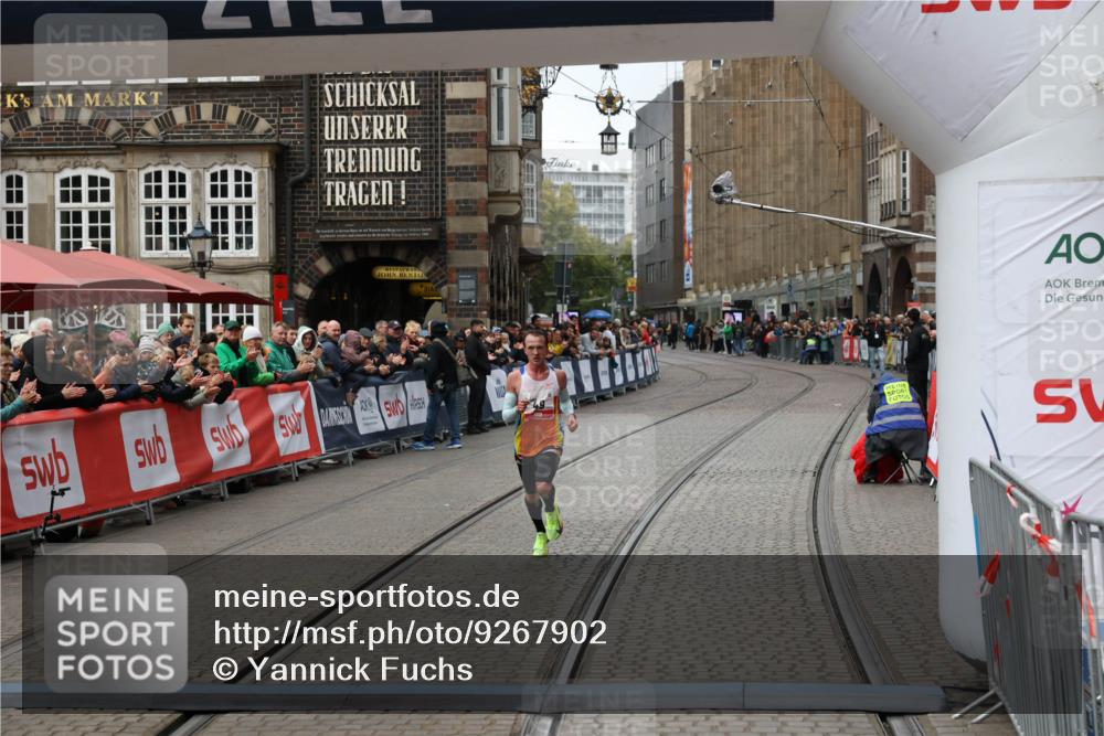 05.10.2025 - 20. swb-Marathon Bremen Yannick Fuchs http://msf.ph/oto/9267902 05.10.2025 12:12:29 Ziel 49 meine-sportfotos.de