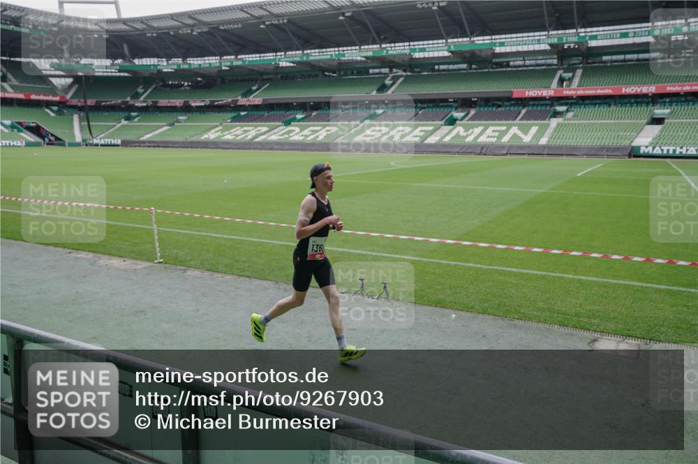 05.10.2025 - 20. swb-Marathon Bremen Michael Burmester http://msf.ph/oto/9267903 05.10.2025 12:33:33 Laufen im Stadion 121, 218, 307, 363, 369, 474, 746, 850, 900, 1070, 1360, 1372, 1494, 1617, 1889, 1913, 1928, 2000, 2267, 4251, 5640, 6957, 7259, 8550, 8582, 9046, 650, 664, 908, 2033, 2682 meine-sportfotos.de