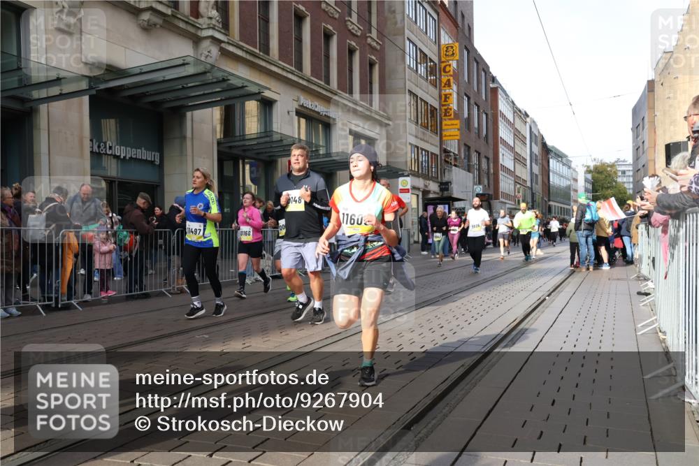 05.10.2025 - 20. swb-Marathon Bremen Strokosch-Dieckow http://msf.ph/oto/9267904 05.10.2025 11:06:25 Ziel 8574, 9178, 9321, 9357, 9605, 9619, 9826, 9942, 9976, 10001, 10148, 10168, 10239, 10498, 10580, 10699, 10747, 10748, 10937, 11027, 11324, 11355, 11389, 11414, 11497, 11565, 11605, 11622, 11706, 11721, 11746, 11747, 8574, 9178, 9321, 9357, 9605, 9619, 9826, 9942, 9976, 10001, 10148, 10168, 10239, 10498, 10580, 10699, 10747, 10748, 10937, 11027, 11324, 11355, 11389, 11414, 11497, 11565, 11605, 11622 meine-sportfotos.de