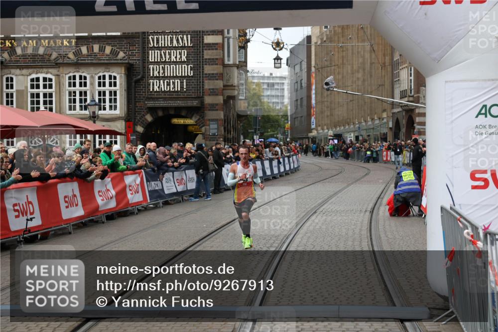 05.10.2025 - 20. swb-Marathon Bremen Yannick Fuchs http://msf.ph/oto/9267913 05.10.2025 12:12:29 Ziel 49 meine-sportfotos.de