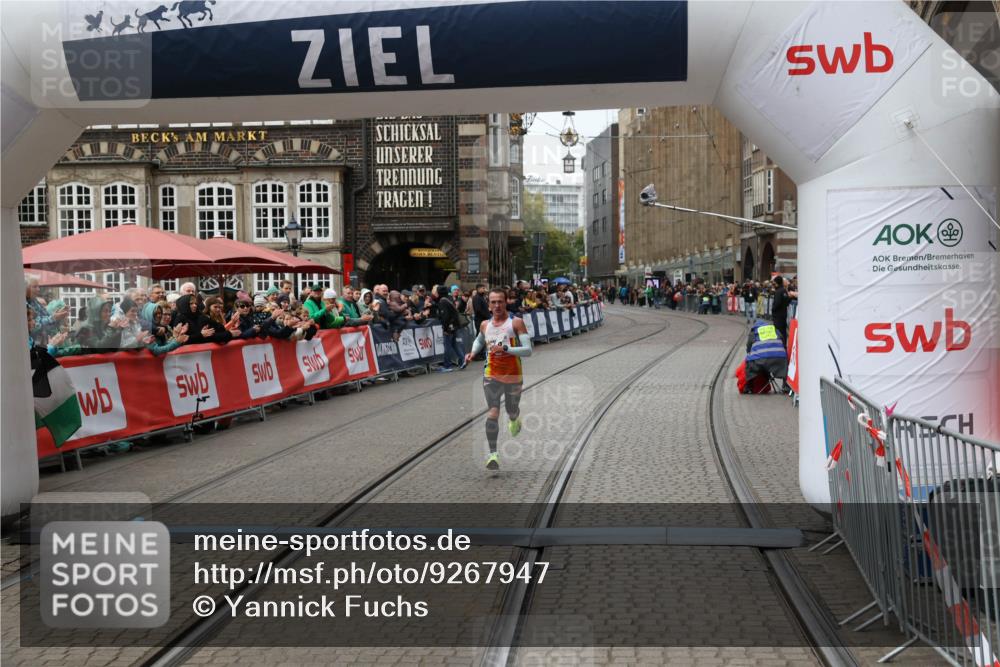 05.10.2025 - 20. swb-Marathon Bremen Yannick Fuchs http://msf.ph/oto/9267947 05.10.2025 12:12:29 Ziel 49 meine-sportfotos.de