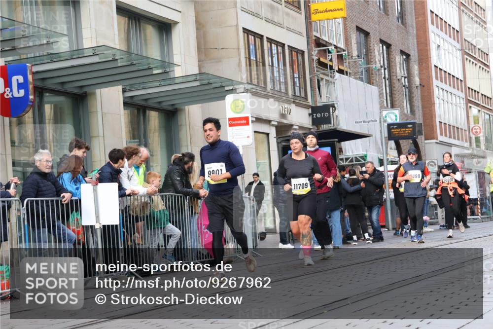 05.10.2025 - 20. swb-Marathon Bremen Strokosch-Dieckow http://msf.ph/oto/9267962 05.10.2025 11:06:38 Ziel 8574, 9321, 9491, 9605, 9826, 9890, 9901, 9942, 9976, 10001, 10148, 10168, 10193, 10371, 10396, 10580, 10747, 10748, 10788, 10937, 10991, 11131, 11355, 11389, 11414, 11497, 11622, 11709, 8574, 9321, 9491, 9605, 9826, 9890, 9901, 9942, 9976, 10001, 10148, 10168, 10193, 10371, 10396, 10580, 10747, 10748, 10788, 10937, 10991, 11131, 11355, 11389, 11414, 11497, 11622, 11709 meine-sportfotos.de