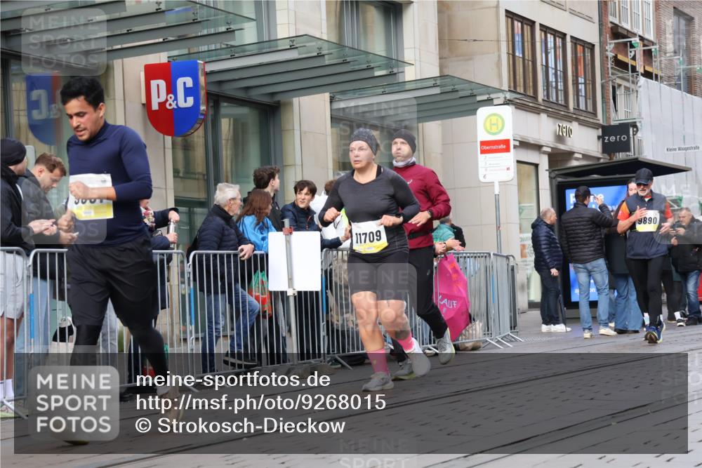05.10.2025 - 20. swb-Marathon Bremen Strokosch-Dieckow http://msf.ph/oto/9268015 05.10.2025 11:06:40 Ziel 8574, 9265, 9321, 9491, 9605, 9826, 9877, 9890, 9901, 9942, 9976, 10001, 10148, 10168, 10193, 10371, 10396, 10580, 10788, 10991, 11131, 11355, 11389, 11414, 11497, 11622, 11709, 8574, 9265, 9321, 9491, 9605, 9826, 9877, 9890, 9901, 9942, 9976, 10001, 10148, 10168, 10193, 10371, 10396, 10580, 10788, 10991, 11131, 11355, 11389, 11414, 11497, 11622, 11709 meine-sportfotos.de