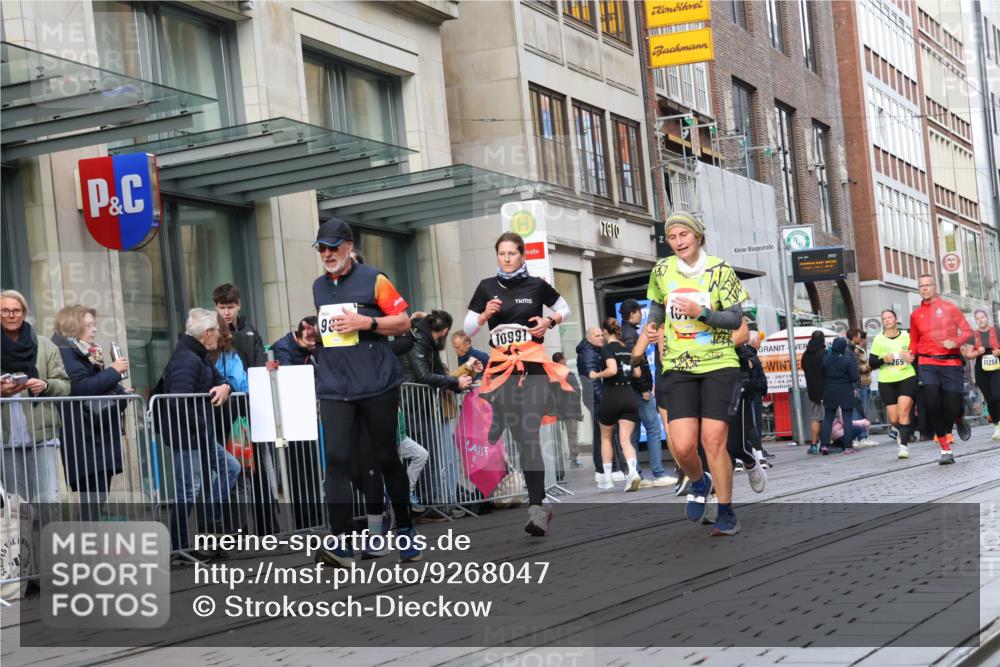 05.10.2025 - 20. swb-Marathon Bremen Strokosch-Dieckow http://msf.ph/oto/9268047 05.10.2025 11:06:43 Ziel 8574, 9265, 9321, 9491, 9702, 9826, 9877, 9890, 9901, 9942, 9976, 10193, 10371, 10396, 10580, 10788, 10902, 10991, 11131, 11355, 11389, 11414, 11497, 11622, 11709, 8574, 9265, 9321, 9491, 9702, 9826, 9877, 9890, 9901, 9942, 9976, 10193, 10371, 10396, 10580, 10788, 10902, 10991, 11131, 11355, 11389, 11414, 11497, 11622, 11709 meine-sportfotos.de
