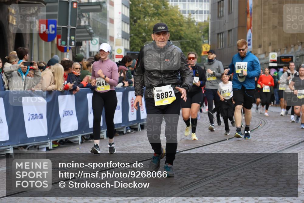 05.10.2025 - 20. swb-Marathon Bremen Strokosch-Dieckow http://msf.ph/oto/9268066 05.10.2025 11:09:16 Ziel 9848, 9892, 10295, 10522, 11056, 11530, 11674 meine-sportfotos.de