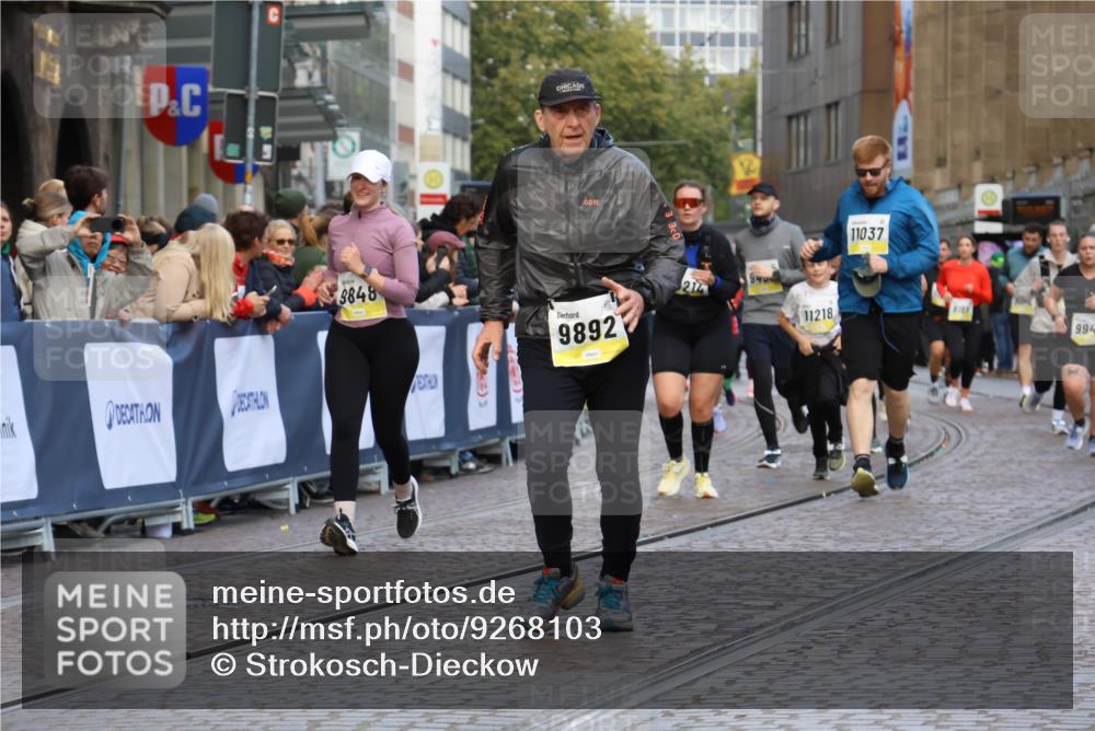 05.10.2025 - 20. swb-Marathon Bremen Strokosch-Dieckow http://msf.ph/oto/9268103 05.10.2025 11:09:16 Ziel 9848, 9892, 10295, 10522, 11056, 11530, 11674 meine-sportfotos.de