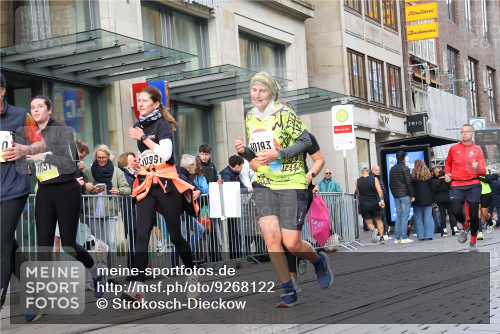 05.10.2025 - 20. swb-Marathon Bremen Strokosch-Dieckow http://msf.ph/oto/9268122 05.10.2025 11:06:45 Ziel 8574, 9217, 9265, 9491, 9702, 9877, 9890, 9901, 9942, 9976, 10193, 10371, 10396, 10788, 10902, 10991, 11131, 11477, 11622, 11709, 8574, 9217, 9265, 9491, 9702, 9877, 9890, 9901, 9942, 9976, 10193, 10371, 10396, 10788, 10902, 10991, 11131, 11622, 11709 meine-sportfotos.de