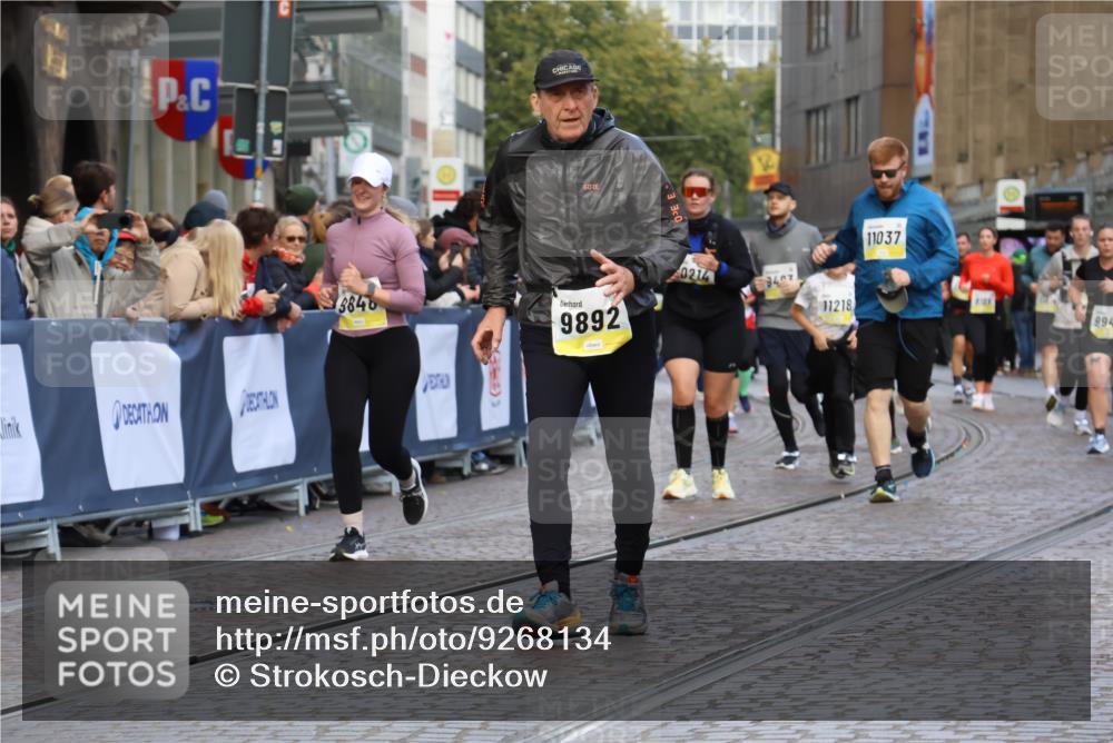 05.10.2025 - 20. swb-Marathon Bremen Strokosch-Dieckow http://msf.ph/oto/9268134 05.10.2025 11:09:16 Ziel 9848, 9892, 10295, 10522, 11056, 11530, 11674 meine-sportfotos.de