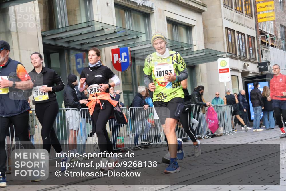 05.10.2025 - 20. swb-Marathon Bremen Strokosch-Dieckow http://msf.ph/oto/9268138 05.10.2025 11:06:45 Ziel 8574, 9217, 9265, 9491, 9702, 9877, 9890, 9901, 9942, 9976, 10193, 10371, 10396, 10788, 10902, 10991, 11131, 11477, 11622, 11709, 8574, 9217, 9265, 9491, 9702, 9877, 9890, 9901, 9942, 9976, 10193, 10371, 10396, 10788, 10902, 10991, 11131, 11622, 11709 meine-sportfotos.de