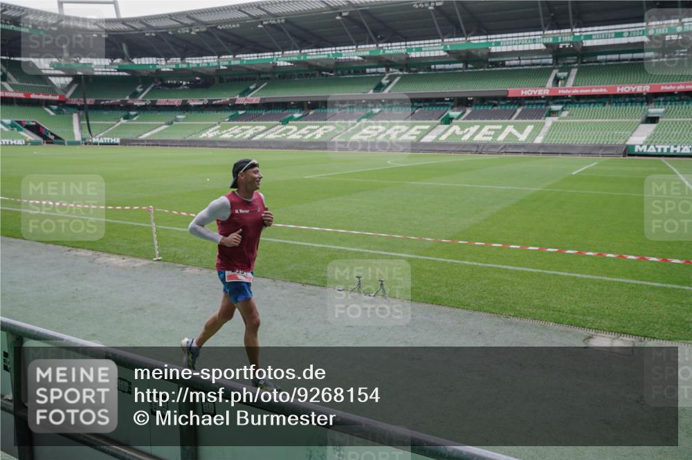 05.10.2025 - 20. swb-Marathon Bremen Michael Burmester http://msf.ph/oto/9268154 05.10.2025 12:34:24 Laufen im Stadion 838, 870, 925, 993, 1034, 1221, 1338, 1339, 1444, 2151, 3552, 5608, 5640, 6927, 6984, 7442, 8550, 9046, 307, 363, 474, 900, 1070, 1360, 1372, 7259 meine-sportfotos.de