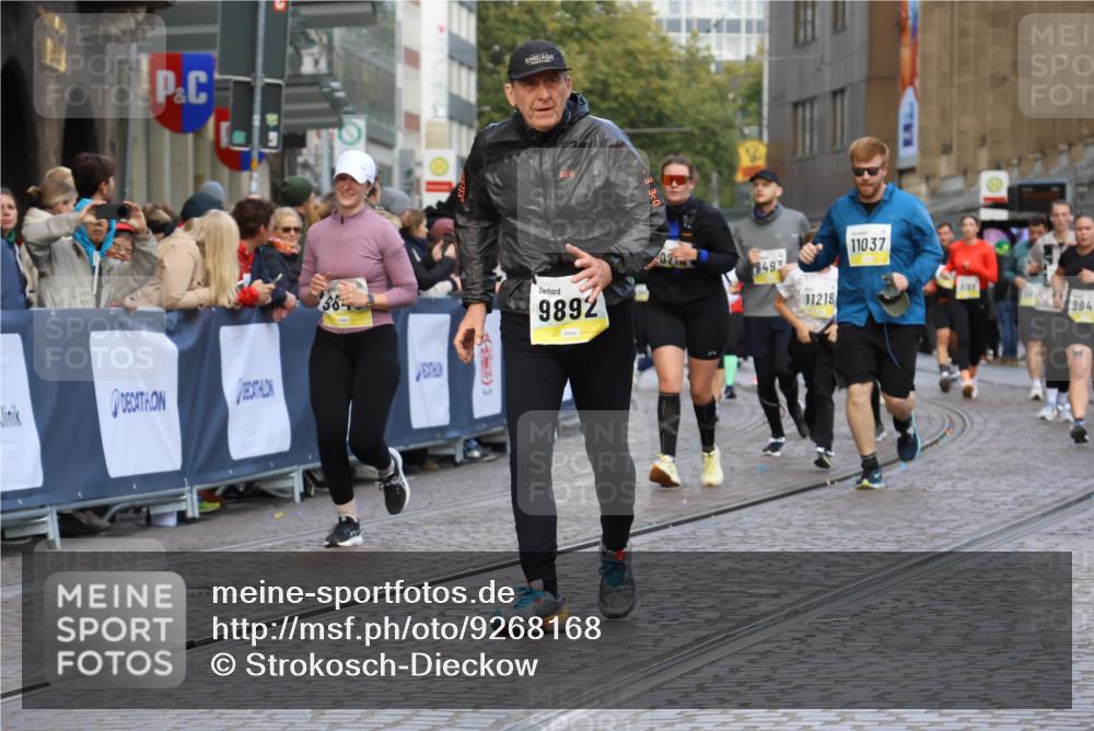 05.10.2025 - 20. swb-Marathon Bremen Strokosch-Dieckow http://msf.ph/oto/9268168 05.10.2025 11:09:17 Ziel 9848, 9892, 10295, 10522, 11056, 11218, 11530, 11674 meine-sportfotos.de