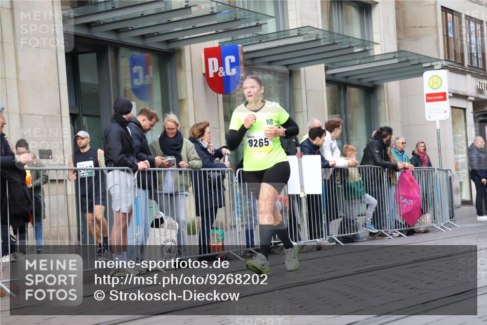 05.10.2025 - 20. swb-Marathon Bremen Strokosch-Dieckow http://msf.ph/oto/9268202 05.10.2025 11:06:50 Ziel 9180, 9217, 9265, 9334, 9491, 9628, 9702, 9757, 9877, 9890, 9901, 10193, 10286, 10330, 10332, 10371, 10396, 10582, 10632, 10788, 10824, 10836, 10902, 10991, 11131, 11258, 11329, 11477, 11622, 11709, 9180, 9217, 9265, 9334, 9491, 9628, 9702, 9757, 9877, 9890, 9901, 10193, 10286, 10330, 10332, 10371, 10396, 10582, 10632, 10788, 10824, 10836, 10902, 10991, 11131, 11622, 11709 meine-sportfotos.de