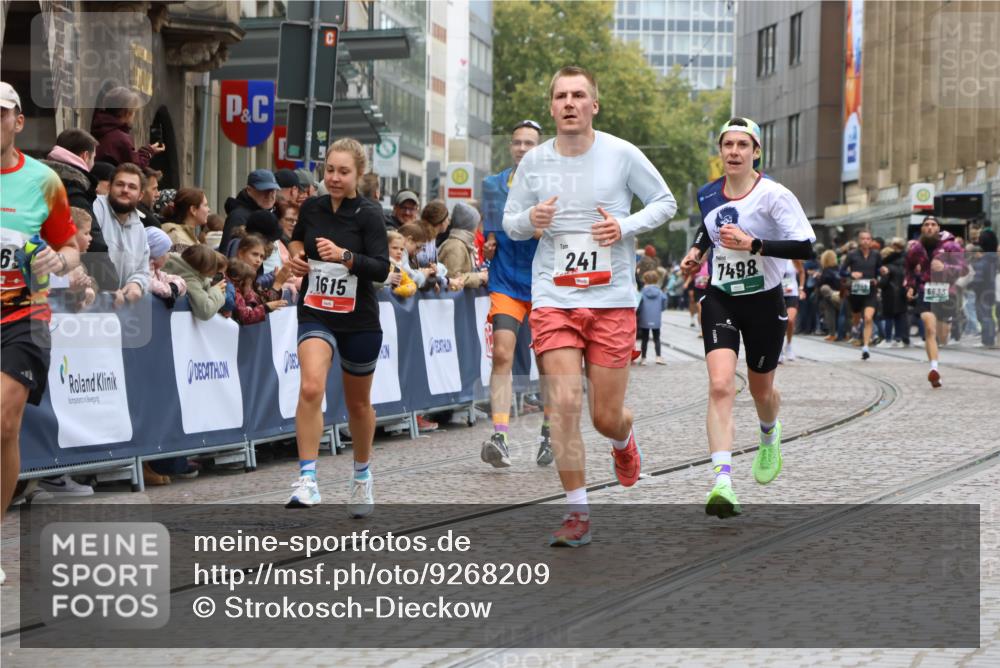 05.10.2025 - 20. swb-Marathon Bremen Strokosch-Dieckow http://msf.ph/oto/9268209 05.10.2025 13:00:19 Ziel 241, 826, 1615, 2064, 2118, 2169, 6633, 7498 meine-sportfotos.de