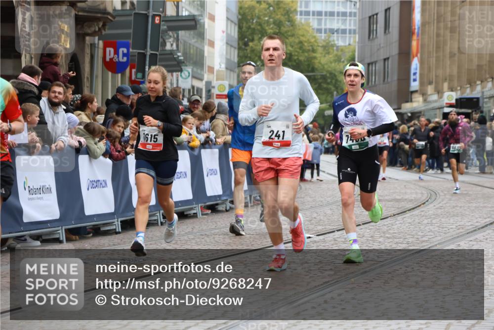 05.10.2025 - 20. swb-Marathon Bremen Strokosch-Dieckow http://msf.ph/oto/9268247 05.10.2025 13:00:19 Ziel 241, 826, 1615, 2064, 2118, 2169, 6633, 7498 meine-sportfotos.de