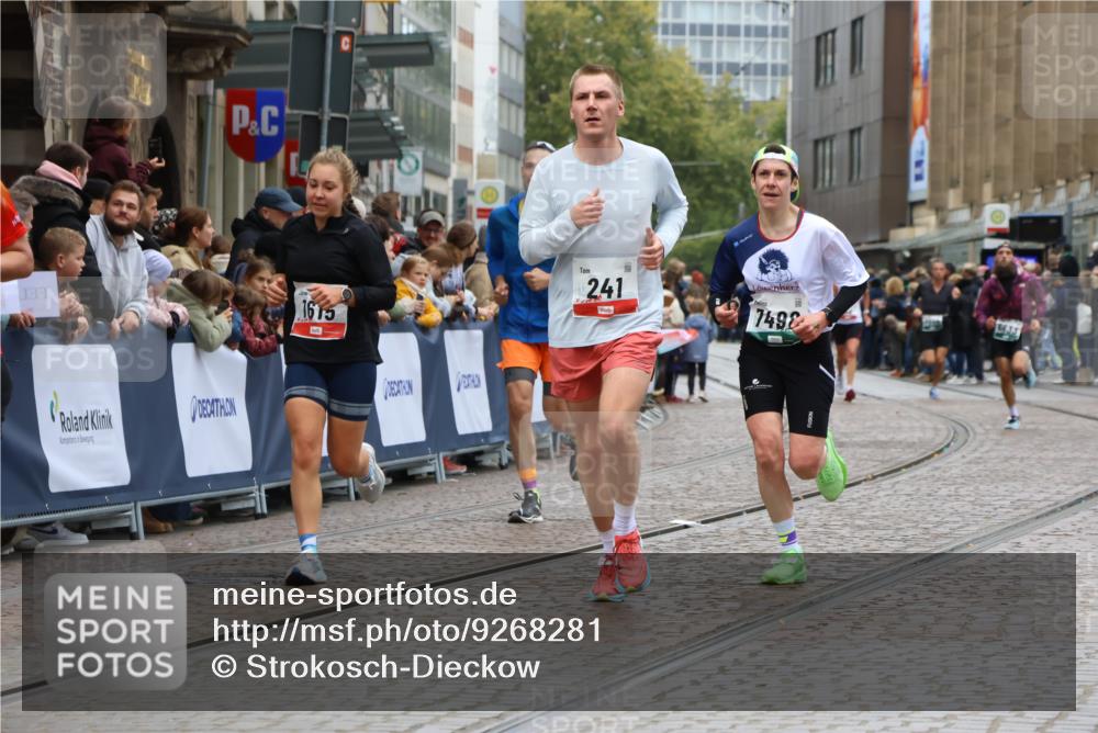 05.10.2025 - 20. swb-Marathon Bremen Strokosch-Dieckow http://msf.ph/oto/9268281 05.10.2025 13:00:19 Ziel 241, 826, 1615, 2064, 2118, 2169, 6633, 7498 meine-sportfotos.de