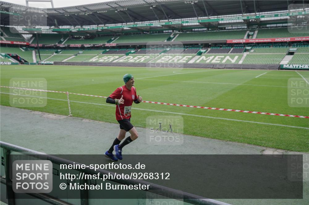 05.10.2025 - 20. swb-Marathon Bremen Michael Burmester http://msf.ph/oto/9268312 05.10.2025 12:34:58 Laufen im Stadion 235, 328, 673, 870, 925, 1221, 1232, 2151, 5608, 6927, 993, 1034, 1339, 1444, 3552, 7442 meine-sportfotos.de