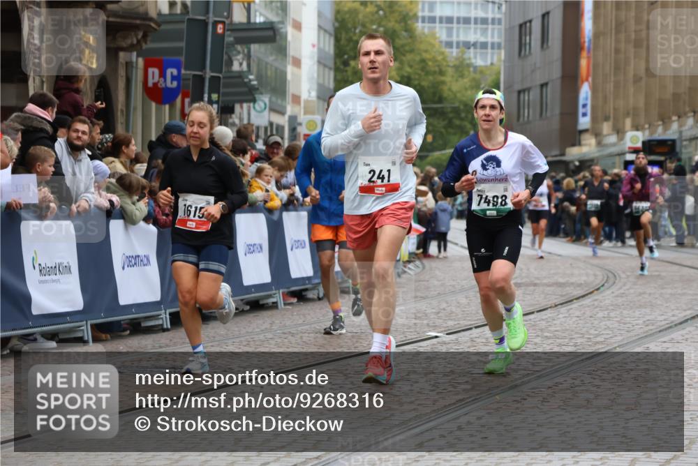 05.10.2025 - 20. swb-Marathon Bremen Strokosch-Dieckow http://msf.ph/oto/9268316 05.10.2025 13:00:19 Ziel 241, 826, 1615, 2064, 2118, 2169, 6633, 7498 meine-sportfotos.de
