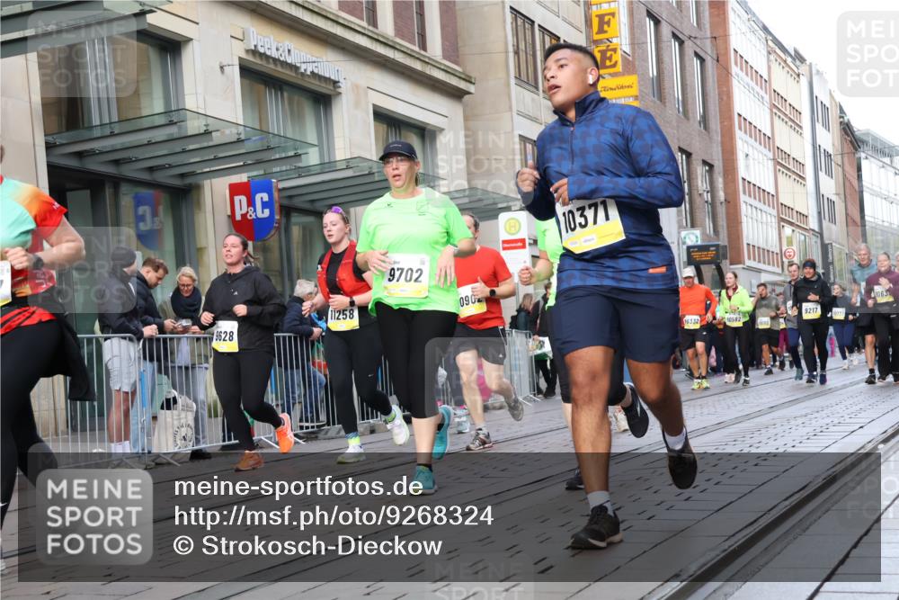 05.10.2025 - 20. swb-Marathon Bremen Strokosch-Dieckow http://msf.ph/oto/9268324 05.10.2025 11:06:54 Ziel 7779, 9180, 9217, 9265, 9334, 9483, 9491, 9628, 9702, 9757, 9877, 9890, 9901, 10160, 10193, 10286, 10330, 10332, 10371, 10582, 10632, 10737, 10788, 10824, 10836, 10902, 10991, 11122, 11131, 11258, 11329, 11477, 11709, 7779, 9180, 9217, 9265, 9334, 9483, 9491, 9628, 9702, 9757, 9877, 9890, 9901, 10160, 10193, 10286, 10330, 10332, 10371, 10582, 10632, 10737, 10788, 10824, 10836, 10902, 10991, 11122, 11131, 11709 meine-sportfotos.de