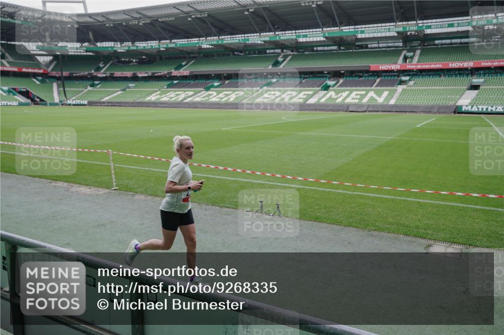 05.10.2025 - 20. swb-Marathon Bremen Michael Burmester http://msf.ph/oto/9268335 05.10.2025 12:35:04 Laufen im Stadion 235, 328, 673, 870, 925, 1221, 1232, 2129, 2151, 5608, 6927, 993, 1034, 1339, 1444 meine-sportfotos.de
