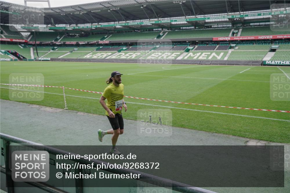 05.10.2025 - 20. swb-Marathon Bremen Michael Burmester http://msf.ph/oto/9268372 05.10.2025 12:35:16 Laufen im Stadion 235, 328, 673, 870, 925, 1000, 1221, 1232, 2129, 2838, 5608, 6927, 2151 meine-sportfotos.de