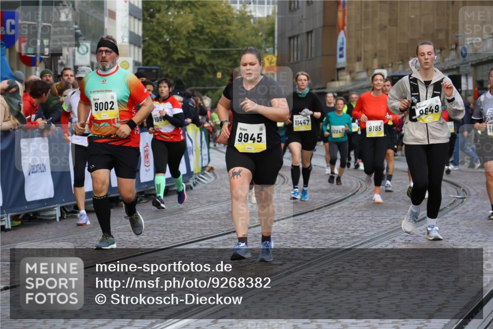 05.10.2025 - 20. swb-Marathon Bremen Strokosch-Dieckow http://msf.ph/oto/9268382 05.10.2025 11:09:23 Ziel 9002, 9493, 9649, 9848, 9892, 9945, 10074, 10214, 10295, 10865, 11037, 11218 meine-sportfotos.de