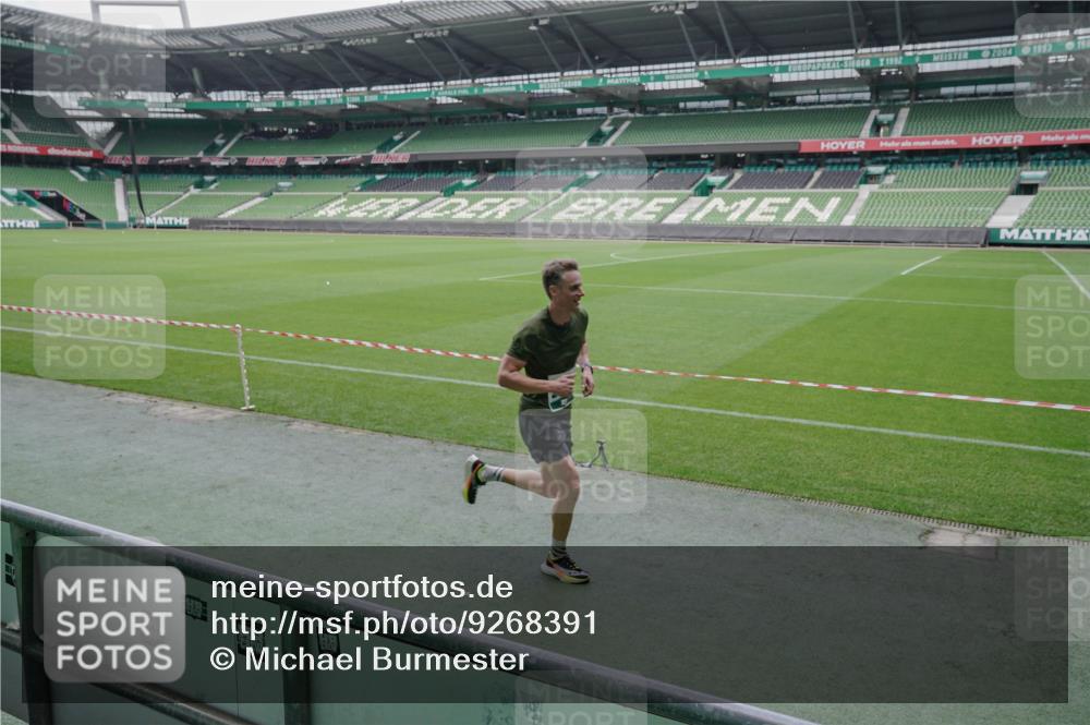 05.10.2025 - 20. swb-Marathon Bremen Michael Burmester http://msf.ph/oto/9268391 05.10.2025 12:35:22 Laufen im Stadion 235, 328, 673, 925, 1000, 1232, 2129, 2838, 5608, 6927, 870, 925, 1221, 2151, 6927 meine-sportfotos.de